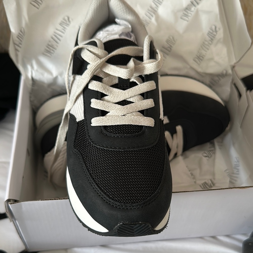 Black and White Casual Sneakers with Minimalist Design - Picture 2 of 4